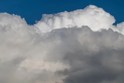 Dark gray cloud formations suggeststormy weather predictions and warnings. .. Foto stock