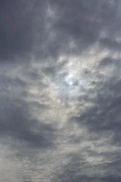 Dark gray dramatic sky with clouds before rainy Foto stock