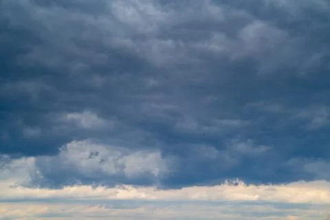 Dark grey cloudy sky with epic clouds above city. Foto stock