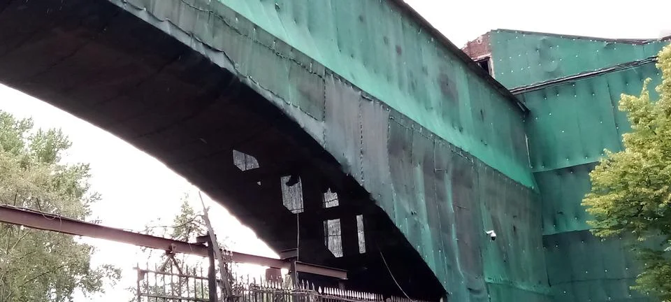 Dark Grid on a ruined building Stock-Fotos