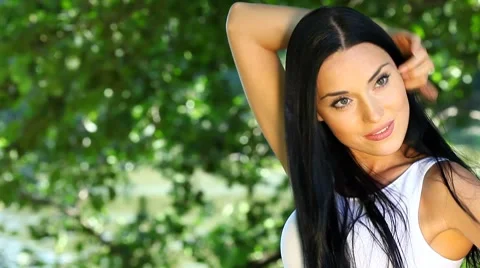 Dark-haired in park Vidéo 7747445