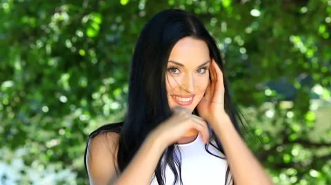 Dark-haired in park 库存影片 7747490