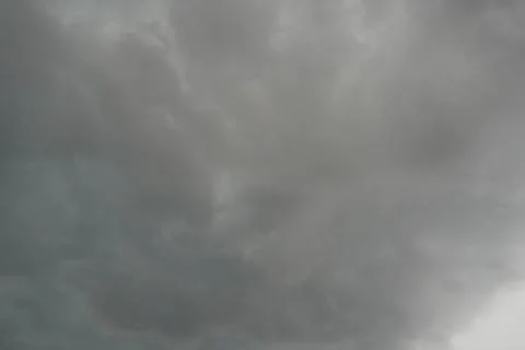 Dark layers cloudy rain coming. Dark storm clouds background. Dark sky full o Stockfoto's