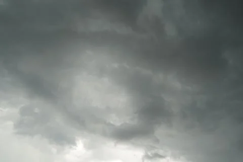 Dark layers cloudy rain coming. Dark storm clouds background. Dark sky full o Stockfoto's