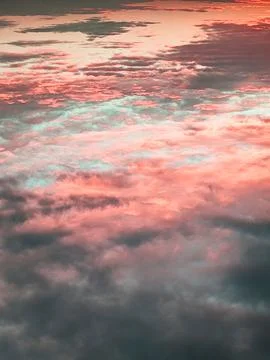 Dark Moody Thunder Clouds Sunset Clouds in a Blue Sky as A Skyscape Backgroun Foto stock