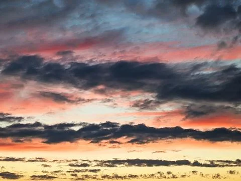 Dark Moody Thunder Clouds Sunset Clouds in a Blue Sky as A Skyscape Backgroun Foto stock