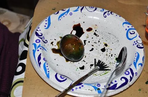 Dark Multi-colored Easter Egg Sitting On a Paper Plate Foto stock