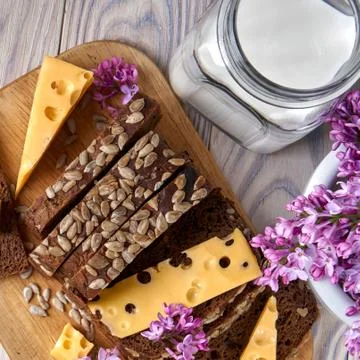 Dark multigrain bread made from rye, wheat, oats and barley with sunflower an 库存照片