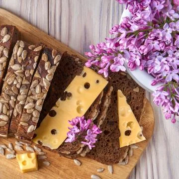 Dark multigrain bread made from rye, wheat, oats and barley with sunflower an Stock-Fotos