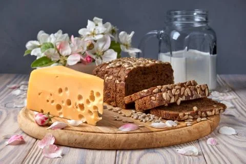 Dark multigrain bread made from rye, wheat, oats and barley with sunflower an 库存照片