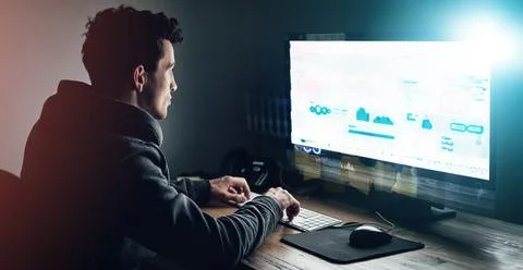 Dark, office and man at computer for data analysis, online programming and Foto stock