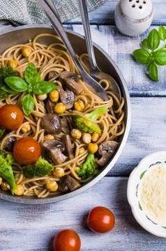 Dark pasta with vegetables Foto stock