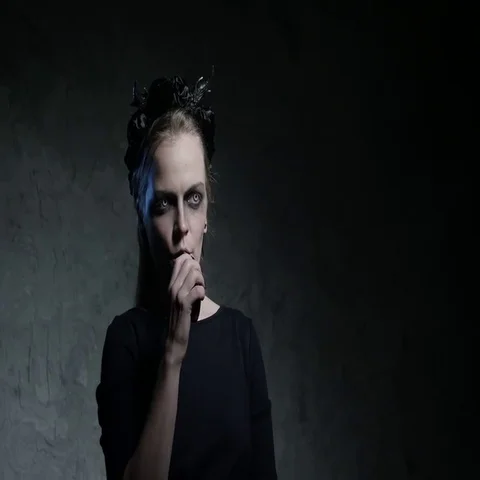 Dark portrait of evil witch with vaporizer. 4K UHD Vidéo 69412578
