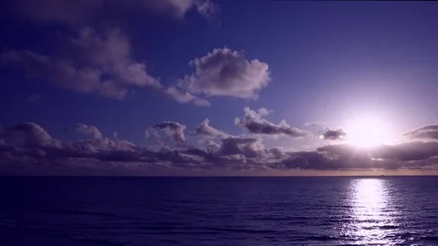 Dark purple sunset over the ocean 動画素材 76341646