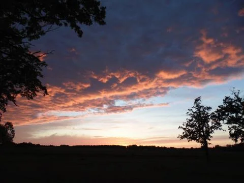 Dark Red Cloud Overcast Stockfoto's