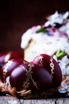 Dark red Easter eggs with a gold pattern, vintage wooden background, selectiv 스톡 사진