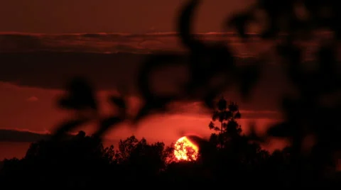 Dark red sunset skies Vídeos de archivo 64273347