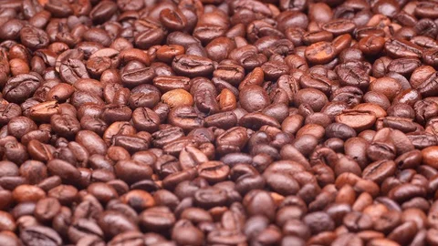 Dark roasted coffee beans on a turntable in UHD Видео 99331381