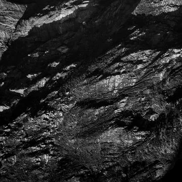 Dark Rock Texture with Dramatic Light and Shadow Foto stock