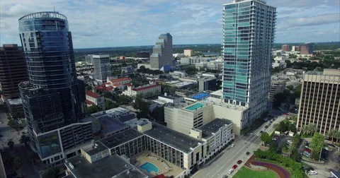 Dark round tower and glass condominium in downtown Orlando Vídeo Stock 59527070