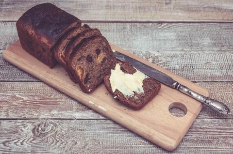 Dark rye bread with dried apricots and raisin. Healthy bread. Slices, table Foto stock