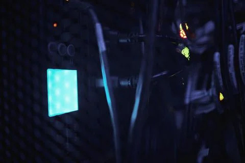 Dark server room, cable and cloud computing hardware for information technology 库存照片