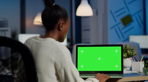 Dark skin freelancer working in front of greenscreen display 스톡 일러스트