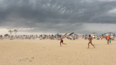 Dark Sky befor Storm on the Beach 库存影片 232020760