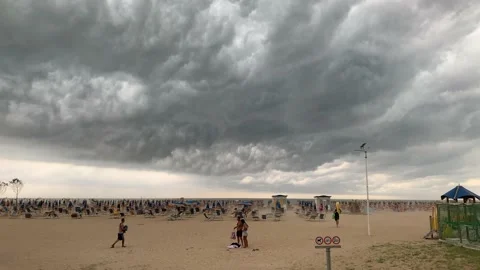 Dark sky bevor Storm on the Beach 02 库存影片 232021278