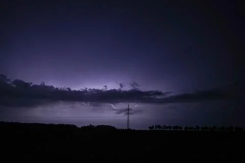 A dark sky with a lightning bolt in the middle Foto stock