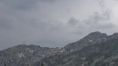 Dark Sky Timelapse of Rain Clouds over Utah Mountains Stockbeeldmateriaal 85033387