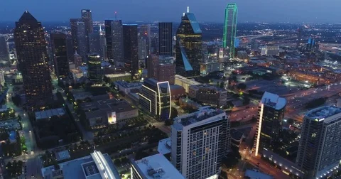 Dark Skyscraper Faces and Street Lamps in Downtown Dallas Vidéo 79874067