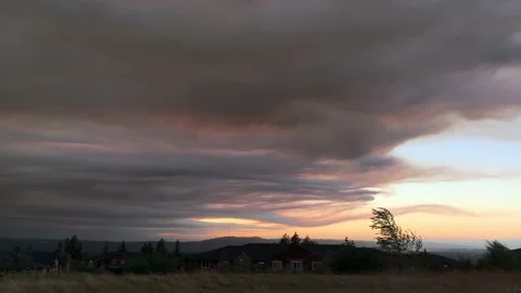 Dark smoke clouds over the city of Portland Oregon seen from Happy Valley Park. 動画素材 138917804
