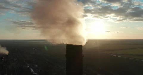 Dark smoke from pipes in the air at sunset. Environmental pollution. Large pipes Vidéo 138052149