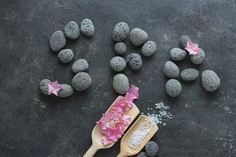Dark Spa background with pebbles and flowers Foto stock