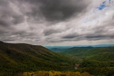 Dark spring storm clouds over the appalachian mountains, from skyline drive i Stock-Fotos