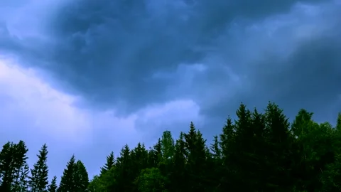Dark storm clouds approaching in 4k time lapse. Vídeos de archivo 155354224