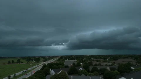 Dark storm clouds forming over the countryside. Dramatic shelf cloud Vidéo 345475190