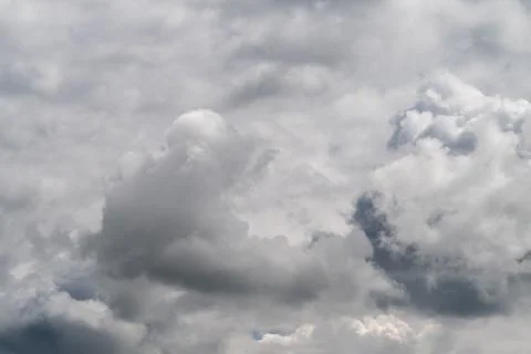 Dark storm clouds gathering above plain, heavy textured masses, low light, wi Foto stock