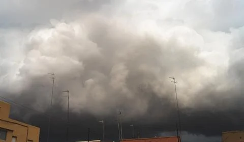 Dark storm clouds hang over the buildings. Foto stock