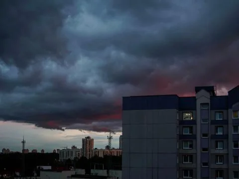 Dark Storm clouds loom over the city of Minsk Foto stock