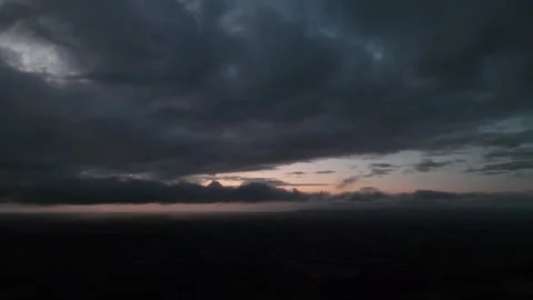 Dark storm clouds over horizon at twilight Vídeos de archivo 333414716