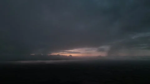 Dark storm clouds over horizon at twilight Vidéo 333414789