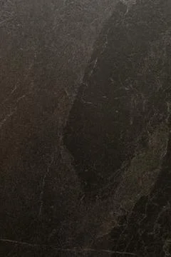 Dark textured surface with subtle patterns showcasing natural stone Foto stock
