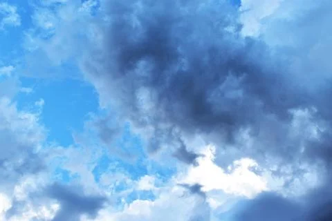 Dark thunder clouds across the blue sky Foto stock