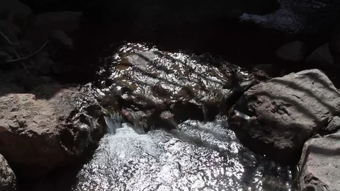 Dark water over rocks Vídeo Stock 73649909