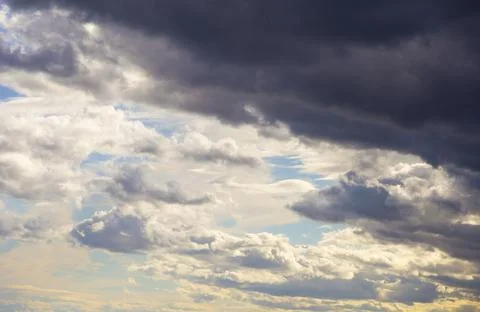 Dark white clouds background before thunderstorm and rain 库存照片