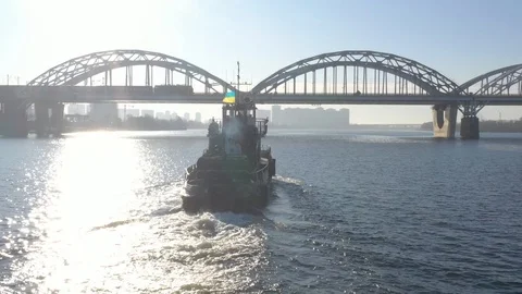 Darnitsky bridge across the Dnieper river. Ukraine city Kiev. Video stock 128234632