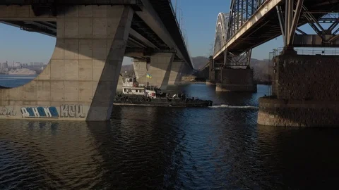 Darnitsky bridge across the Dnieper river. Ukraine city Kiev. Stockbeeldmateriaal 128234793
