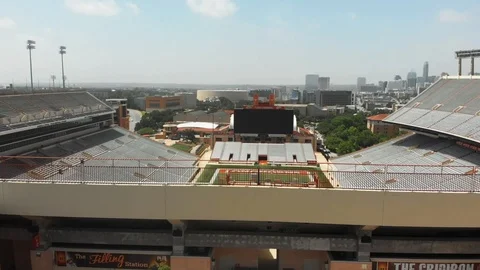 Darrell K Royal - Texas Memorial Stadium | Lifting Up from Stadium 库存影片 115914559